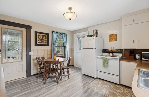 Lake City Casa | Red Hibiscus House - 3 Blocks from Lake Pepin