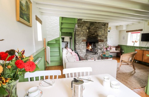 Llandeilo Cabaña | RED KITE LODGE, pet friendly, character holiday cottage in Llandeilo