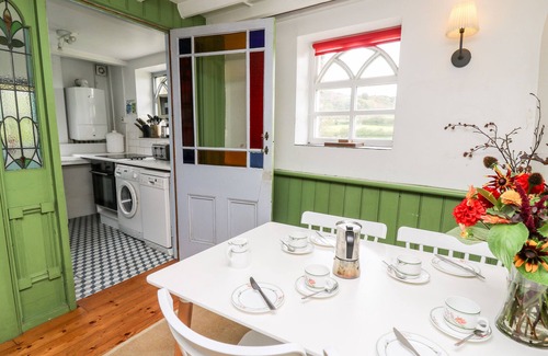 Llandeilo Cabaña | RED KITE LODGE, pet friendly, character holiday cottage in Llandeilo