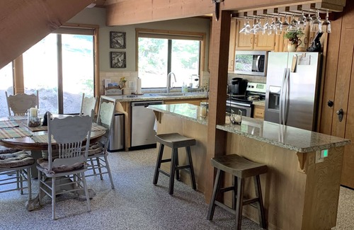 Shaver Lake Cabina | Red Leaf Lodge- Mountain Retreat 5 Star! Central AC, Heating, Game room, Jacuzzi