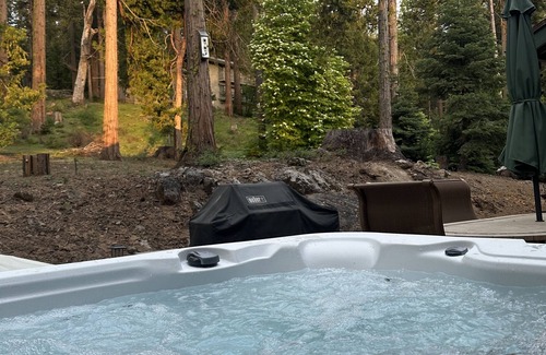 Shaver Lake Cabina | Red Leaf Lodge- Mountain Retreat 5 Star! Central AC, Heating, Game room, Jacuzzi