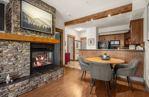 East Kootenay Apartamento | Red Maple Retreat | Hot Tub | Pool | Gas Fireplace