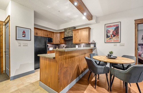 East Kootenay Apartamento | Red Maple Retreat | Hot Tub | Pool | Gas Fireplace
