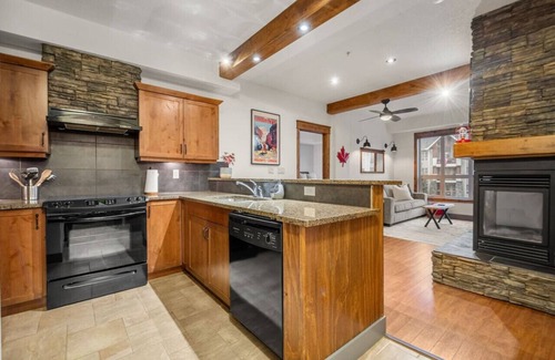 East Kootenay Apartamento | Red Maple Retreat | Hot Tub | Pool | Gas Fireplace