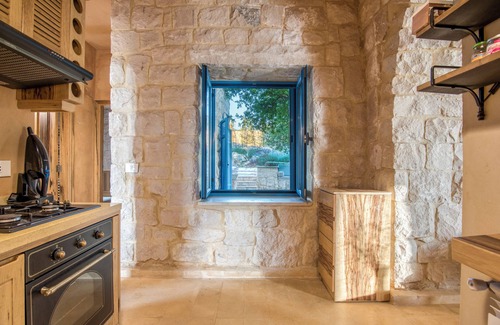 Kfardebian Apartamento | Red Oak House With Garden & Terrace in Assia, Batroun