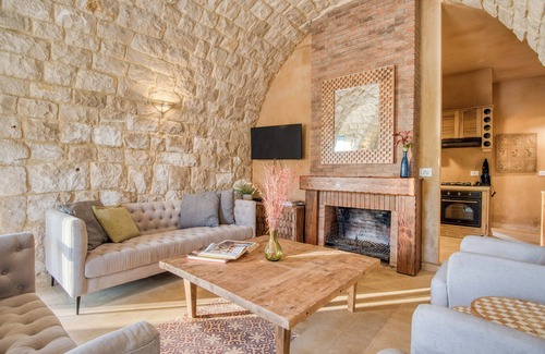 Kfardebian Apartamento | Red Oak House With Garden & Terrace in Assia, Batroun