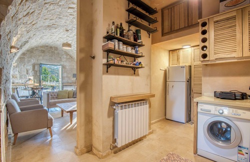 Kfardebian Apartamento | Red Oak House With Garden & Terrace in Assia, Batroun
