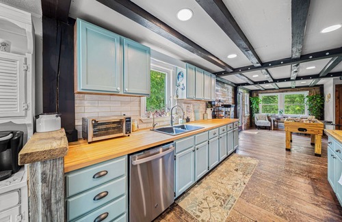 Rock Creek Casa | Red Oak Retreat in Geneva Ohio, secluded yet close to the attractions!