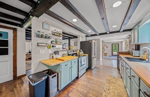 Rock Creek Casa | Red Oak Retreat in Geneva Ohio, secluded yet close to the attractions!