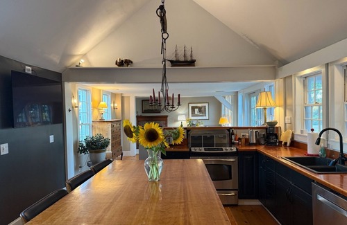 Martinsville Otro | Red Peaks – Coastal Getaway for Families & Friends