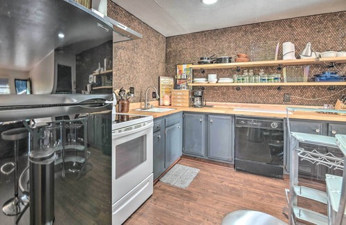 Red River Condominio | Red River Condo on Main Street w/ Mtn View!