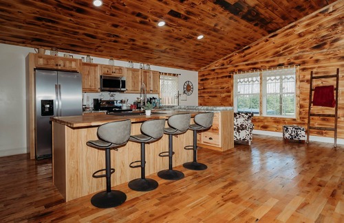 Denniston Casa | Red River Ranch Retreat- HOT TUB, Views, Pond- Near RRG