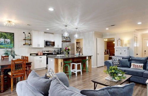 Bryan Casa | Red Robin House-2 Living Rooms, PlayStation Game System, Pet Friendly!