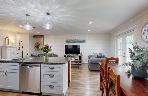 Bryan Casa | Red Robin House-2 Living Rooms, PlayStation Game System, Pet Friendly!