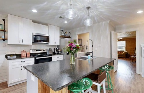 Bryan Casa | Red Robin House-2 Living Rooms, PlayStation Game System, Pet Friendly!