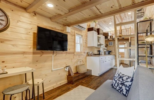 Colorado Springs Cabina | Red Rock Roost! Posh Studio near Hiking Trails