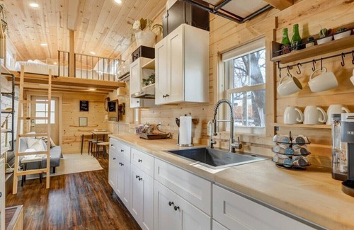 Colorado Springs Cabina | Red Rock Roost! Posh Studio near Hiking Trails