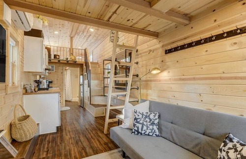 Colorado Springs Cabina | Red Rock Roost! Posh Studio near Hiking Trails
