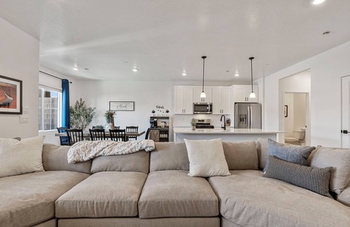 St. George Casa | Red Rock Trails: Dog Friendly + Private Hot Tub