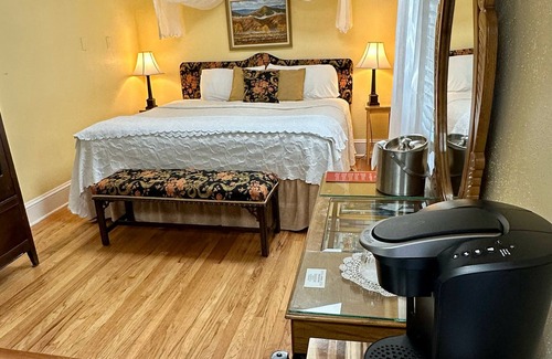 Black Mountain Cama Y Desayuno | Red Rocker Inn