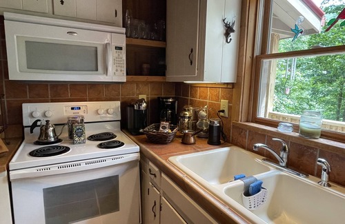 Roseland Cabaña | Red Roof Cottage, a romantic mountain getaway, hiking, fishing, & pet friendly.