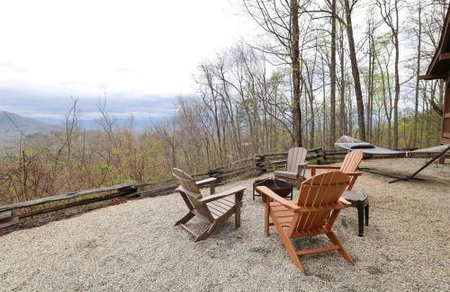 Bryson City Casa | Red Roof-Cozy Cabin with Great Views, Hot Tub and near Bryson City