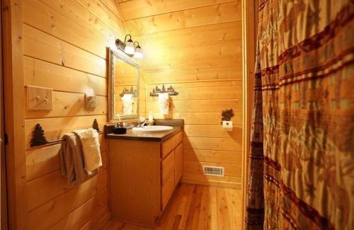 Bryson City Casa | Red Roof-Cozy Cabin with Great Views, Hot Tub and near Bryson City
