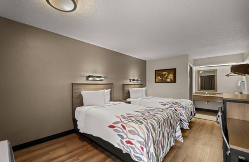 Madison Heights Hotel | Red Roof Inn Detroit - Royal Oak/ Madison Heights