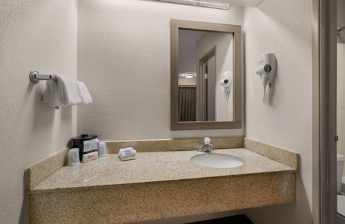 Madison Heights Hotel | Red Roof Inn Detroit - Royal Oak/ Madison Heights