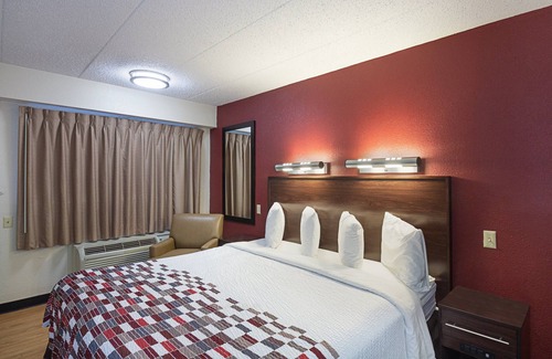 Madison Hotel | Red Roof Inn Madison, WI