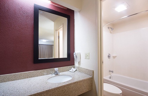 Madison Hotel | Red Roof Inn Madison, WI