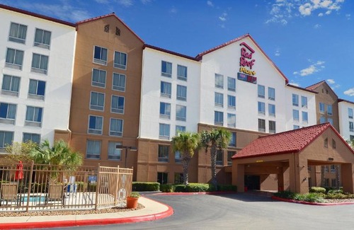 Downtown San Antonio Hotel | Red Roof Inn PLUS+ San Antonio Downtown - Riverwalk