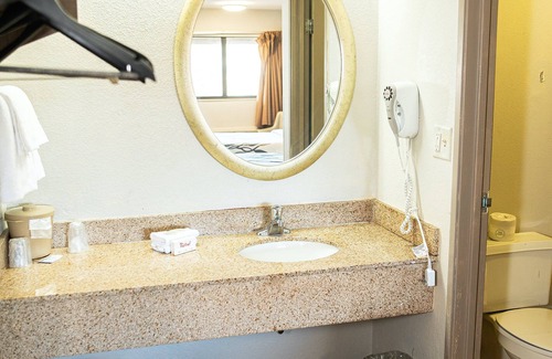 Henrietta Hotel | Red Roof Inn Rochester - Henrietta