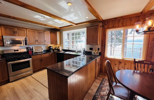 Peninsula Village Cabina | Red Roof Lakefront Cabin con muelle privado
