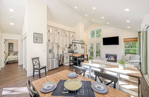 Bumpass Cabaña | Red Roof Retreat at Lake Anna, Waterfront w/kayaks, fire pit, grill & large deck