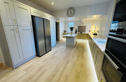 Newtongrange Casa | Red Roofs | 5BR Luxury | Near Edinburgh | EV Point