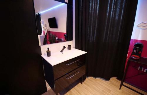 Croix Apartamento | Red Room - Olympe Suites & Spa Lille, Croix, Roubaix