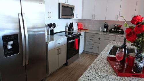 Southside Apartamento | Red Rose Serenity 1BD Lux King - Southeast Jax