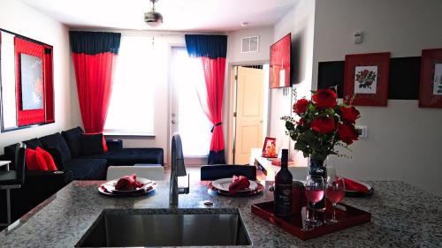 Southside Apartamento | Red Rose Serenity 1BD Lux King - Southeast Jax