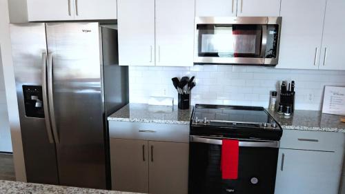 Southside Apartamento | Red Rose Serenity 1BD Lux King - Southeast Jax