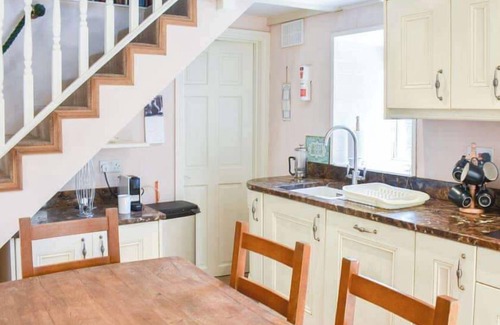 Hawes Casa | HouseSleeps4-Parking-Tv-Wifi-RedSquirrelHaven