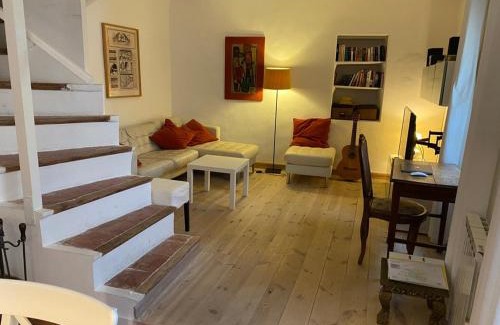 Saint-Jean-de-Barrou Casa | Red sun and green tea