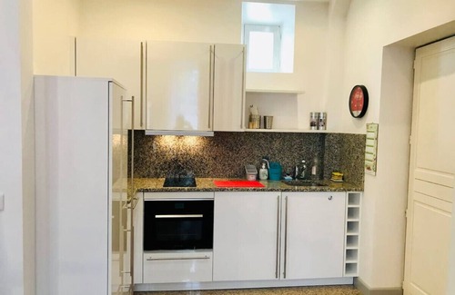 Fontainebleau Condominio | Red - The Studio Castle in middle of Fontainebleau