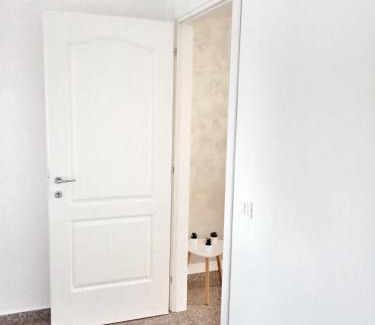 Falze Casa | Red Tower Venice Apartment - 2 mins from VCE Airport- free Wifi
