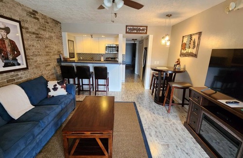 River Ranch Condominio | Red, White & RODEO River Ranch Family Suite! Golf Cart for Rent! 205