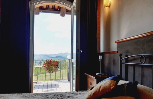 La Morra Casa | Red Wine - Guest House