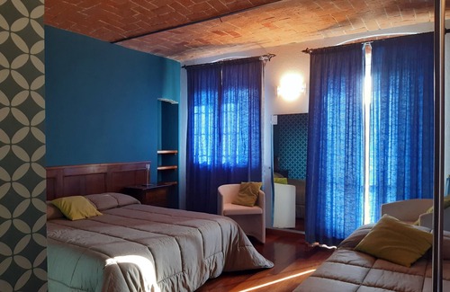 La Morra Casa | Red Wine - Guest House