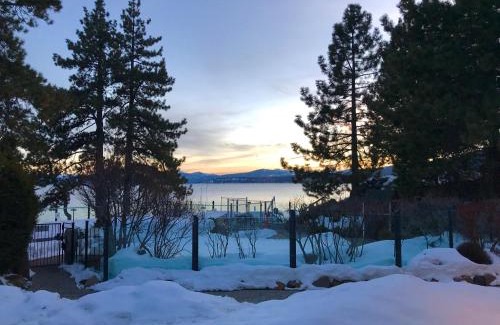 Tahoya Shores Cabina | Red Wolf Lakeside Lodge