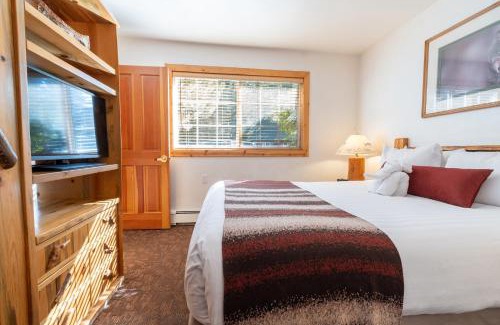 Tahoya Shores Cabina | Red Wolf Lakeside Lodge