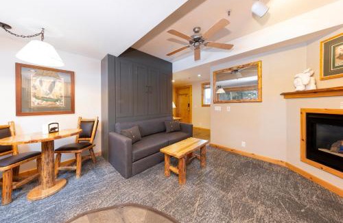 Tahoya Shores Cabina | Red Wolf Lakeside Lodge